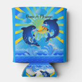 イルカと太陽のパーソナライズあなたの名前または文字を追加 缶クーラー (裏面)