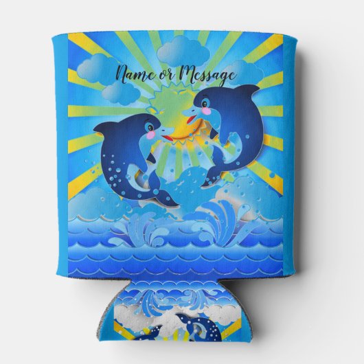 イルカと太陽のパーソナライズあなたの名前または文字を追加 缶クーラー (裏面)