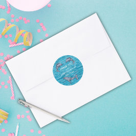 イルカと海の下の誕生日パーティークラシック ラウンドシール