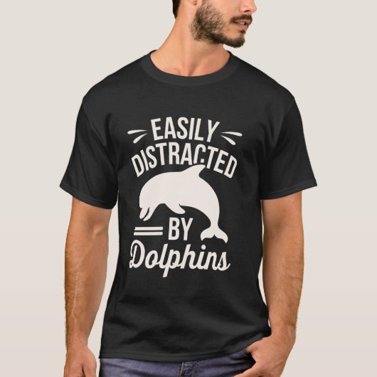 イルカに簡単に気を取られる 面白いイルカ好き Tシャツ (正面)