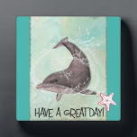 イルカのまわりにの飛び散りが素晴らしある フォトプラーク<br><div class="desc">あなたフレンドリーに向かってよくはしゃぐ泳ぐイルカが、泡と飛び散る爽やかな熱帯アクアグリーンの水でのまわりにある。可愛素晴らしい書小さなヒトデの下に一日をぶら下がった持ってのまわりにいる。</div>