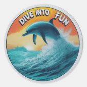 イルカのシよくはしゃぐステッカー ラウンドシール (正面)