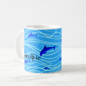 イルカのスイミングパーソナライズあなたの名前またはTexを追加 コーヒーマグカップ (正面左)