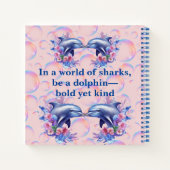 イルカのピンクになるサメの世界のモノグラム ノートブック (裏面)