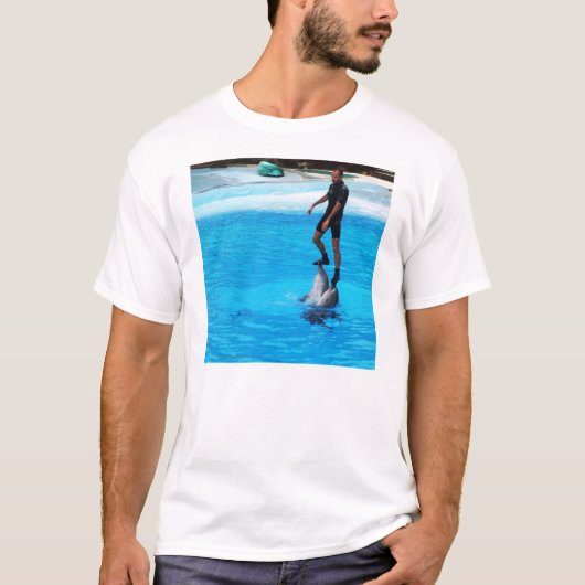 イルカの上に立つ Tシャツ (正面)