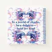 イルカの白になるサメの世界のモノグラム ノートブック (裏面)