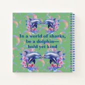 イルカの緑になるサメの世界のモノグラム ノートブック (裏面)