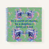 イルカの緑になるサメの世界のモノグラム ノートブック (正面)