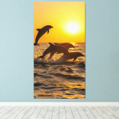 イルカの群れが喜んで波から飛び出す キャンバスプリント (インサイチュ (ウッドフロア))