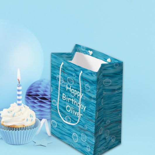 イルカの誕生日パーティーで海の中 ミディアムペーパーバッグ