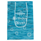 イルカの誕生日パーティーで海の中 ミディアムペーパーバッグ (裏面)