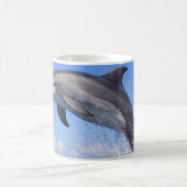 イルカの飛躍 - 海の自由マグ コーヒーマグカップ (中央)