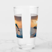 イルカ威厳のあるは夕暮れ時に飛び跳ねた。 タンブラーグラス (左)