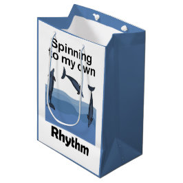 イルカ独自のリズムで回る ミディアムペーパーバッグ