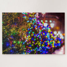 イルミネーションを施したクリスマスツリーの列