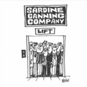 イワシ缶詰工場でエレベーターを持ち上げる。おもしろい シール (正面)