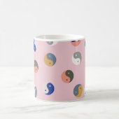 インと陽のシームレスパターン、繰り返しスピリチュアル コーヒーマグカップ (中央)