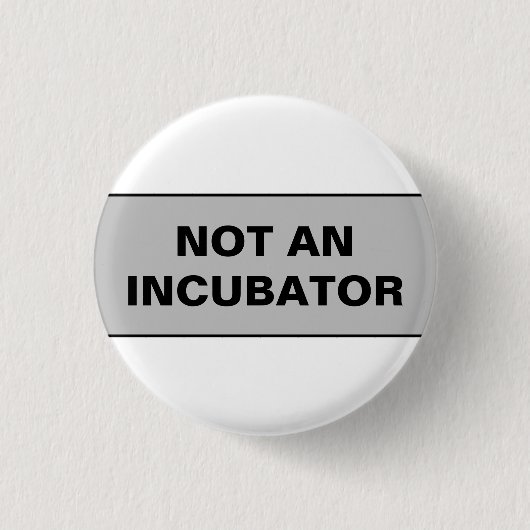 インキュベータ女性は人間ではない 缶バッジ (正面)