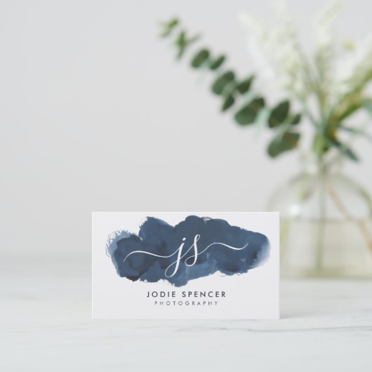 インキロゴエレガントかわいらしイニシャルブルーウォーター色 名刺 (スタンド正面)