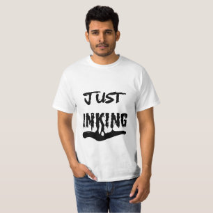 インクだけで黒いタイポグラフィ Tシャツ