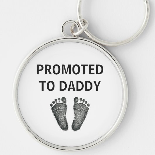 インクで描いたモダンな赤ちゃんの足跡 Promoted To Daddy キーホルダー (正面)