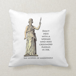 "インクのクロスワード・パズルを"枕する女性 クッション