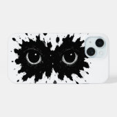 インクの中の監視者: 眼のしみシジル iPhone 15ケース (裏面横)