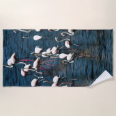 インクウェル・ブルーのピンクと白のフラミンゴの鳥 ビーチタオル (正面)