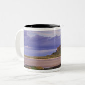 イングランド、ノーサンバーランド、バンバーグ城 ツートーンマグカップ (正面左)