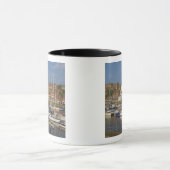 イングランド、北ヨークシャー、ハーバー、ホイットビー マグカップ (中央)