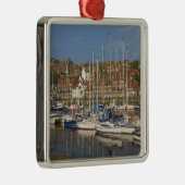 イングランド、北ヨークシャー、ハーバー、ホイットビー メタルオーナメント (右)