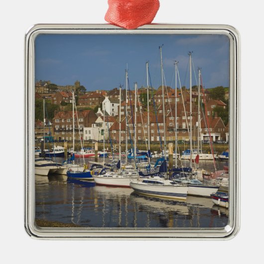 イングランド、北ヨークシャー、ハーバー、ホイットビー メタルオーナメント (正面)