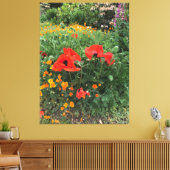 イングリッシュガーデンに咲く大きな赤いケシ キャンバスプリント (インサイチュ (リビング))