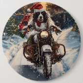 イングリッシュセッターの犬がバイクに乗るクリスマス 缶バッジ (正面)