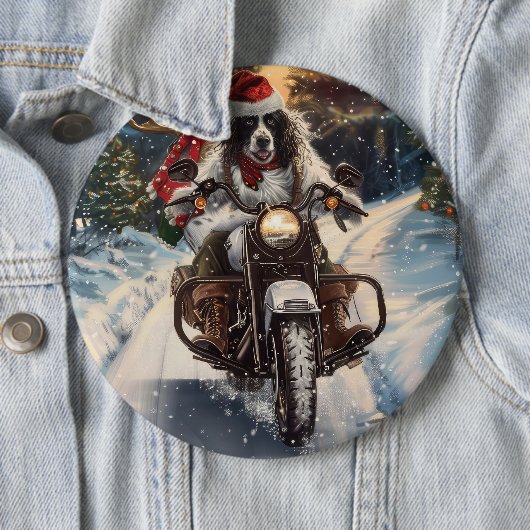 イングリッシュセッターの犬がバイクに乗るクリスマス 缶バッジ (インサイチュ)