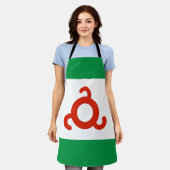 イングーシェティアの旗 エプロン (着用した状態)