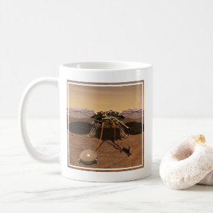 インサイト着陸装置が火星の表面で動作。 コーヒーマグカップ