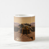 インサイト着陸装置が火星の表面で動作。 コーヒーマグカップ (中央)