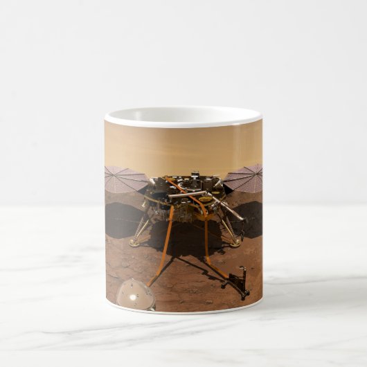 インサイト着陸装置が火星の表面で動作。 コーヒーマグカップ (中央)