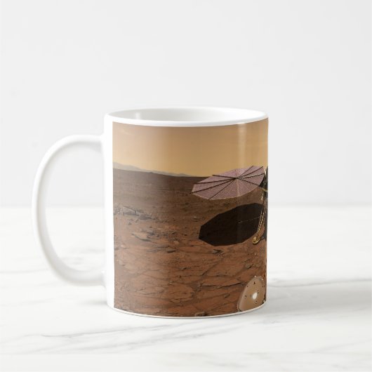 インサイト着陸装置が火星の表面で動作。 コーヒーマグカップ (左)