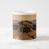 インサイト着陸装置が火星の表面で動作。 ジャンボコーヒーマグカップ (正面)