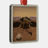 インサイト着陸装置が火星の表面で動作。 メタルオーナメント (右)