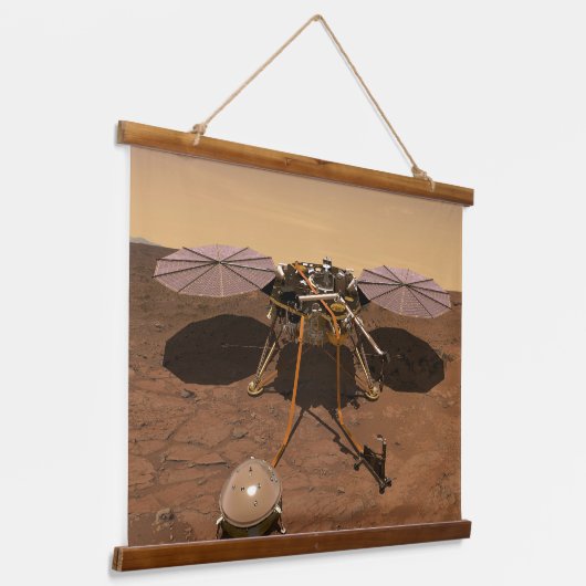 インサイト着陸装置が火星の表面で動作。 吊り下げ型タペストリー (傾斜あり)