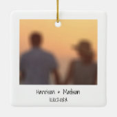 インスタントカジュアルフォト名の日付クリスマス セラミックオーナメント (裏面)