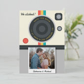 インスタントカメラカップルユニークの結婚写真 箔招待状 (立ち正面)
