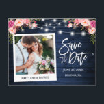 インスタントカメラブルーウッドピンクフローラ保存日 ポストカード<br><div class="desc">ブモダンラシスクリプト、インスタントカメラスタイル、2枚の写真保存日付写真婚約のお知らせはがき – カントリーブルーウッド、スト素朴リングライトピンクのバラと植物赤面のフローラを含む、水彩ピンクのバラが含まれます。</div>