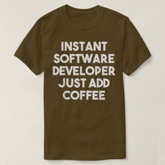 インスタントソフトウェア開発者がコーヒーを追加 – おもしろい Tシャツ (デザイン正面)