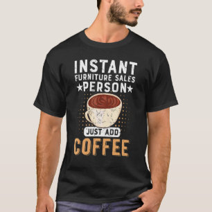 インスタント家具の販売担当者がコーヒーを追加 Tシャツ
