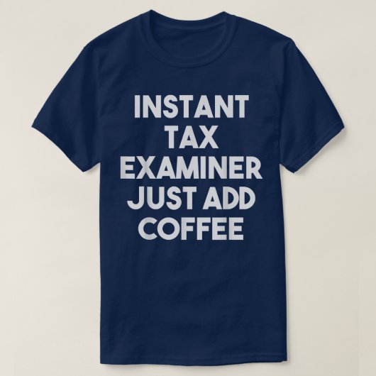 インスタント税金審査員コーヒーの追加おもしろい- Tax E Tシャツ (デザイン正面)