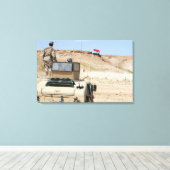 インストラクターがイラクの軍人の姿を見る キャンバスプリント (インサイチュ (ウッドフロア))